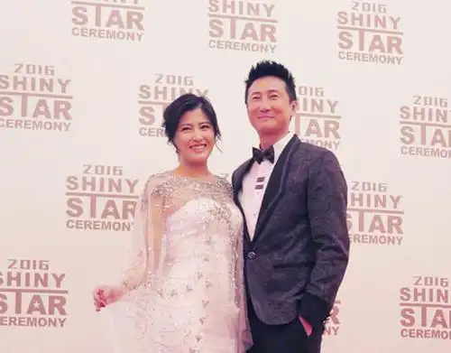 洪天明和爱妻周家蔚.