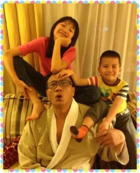 胡军"微笑日"曝光子女照 幸福老爸溢于言表(图)