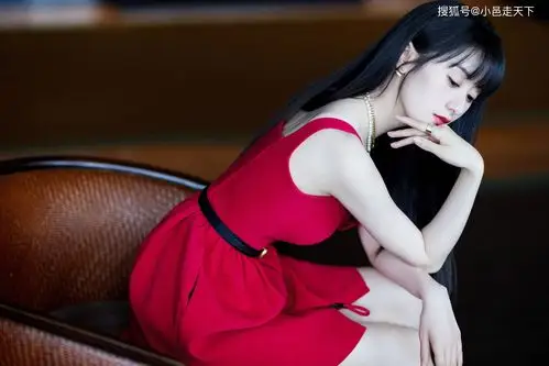 袁冰妍一字红色长裙性感写真
