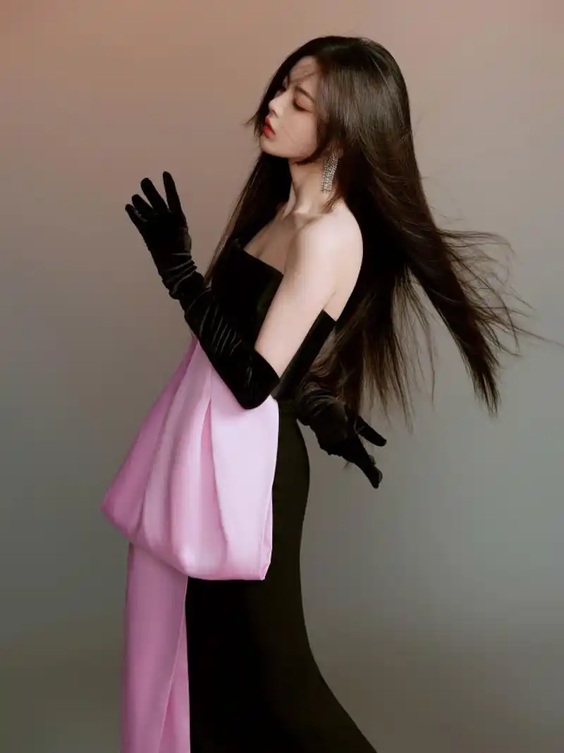 迎财神撞上情人节,杨超越祝大家财富,爱情两不误