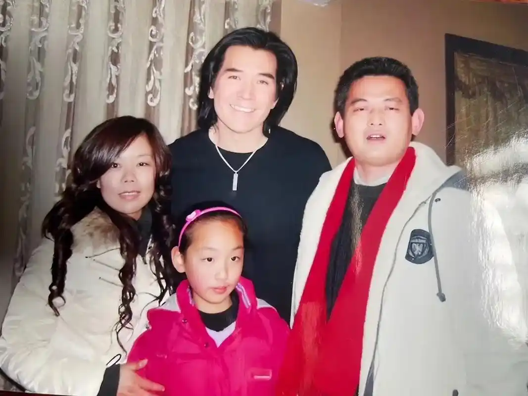 照片拍于2005我们一家子和费翔合影,费翔那时候大概40多岁 - 抖音