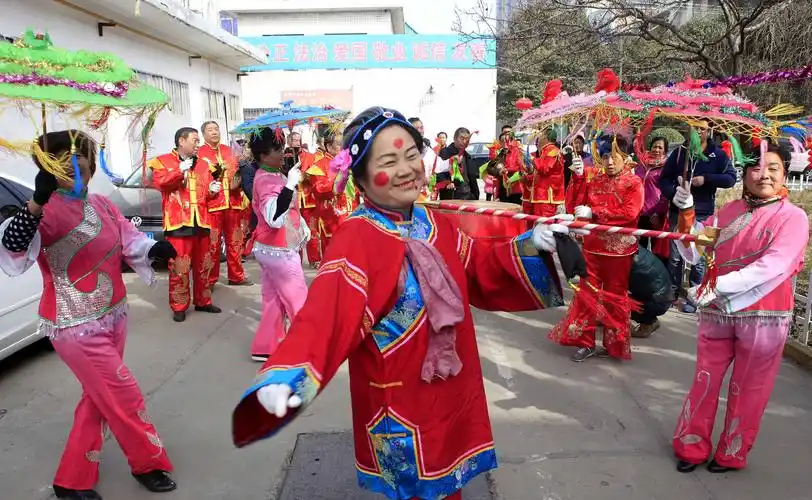 咸阳各地群众自发组织秧歌社火队喜迎元宵佳节