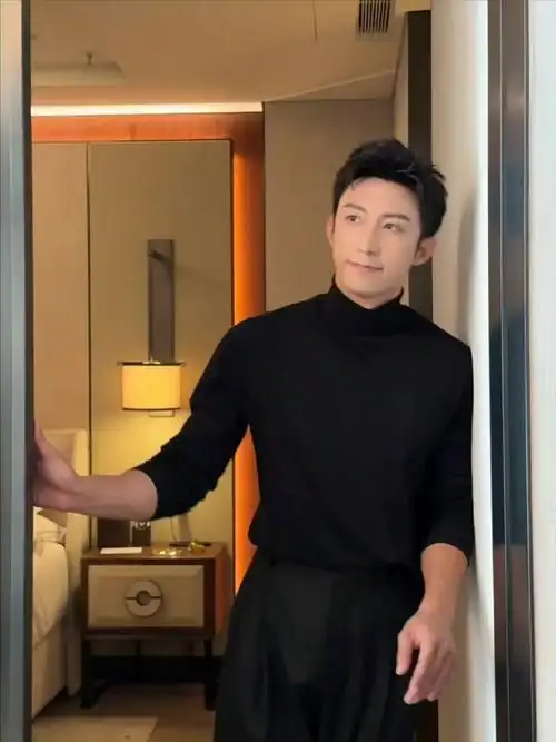 和性格反差感9615金丝眼镜一戴,直接化身高冷精英型男黄景瑜超话