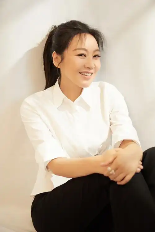 闫妮亮相电影首映礼 首度演绎"带货女王"为家乡代言