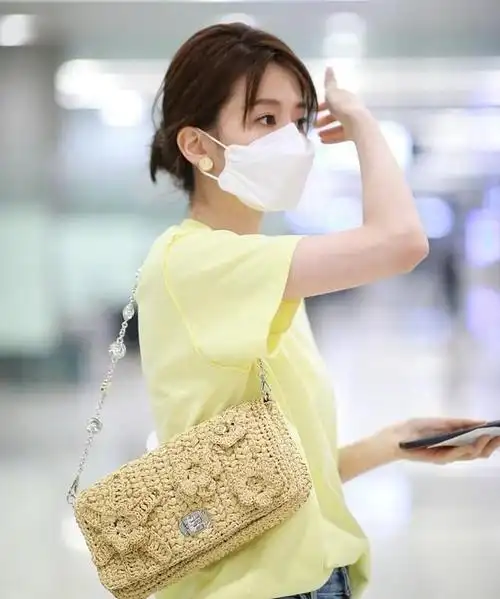 乔欣现身机场短袖搭配牛仔裤网友提前进入夏天