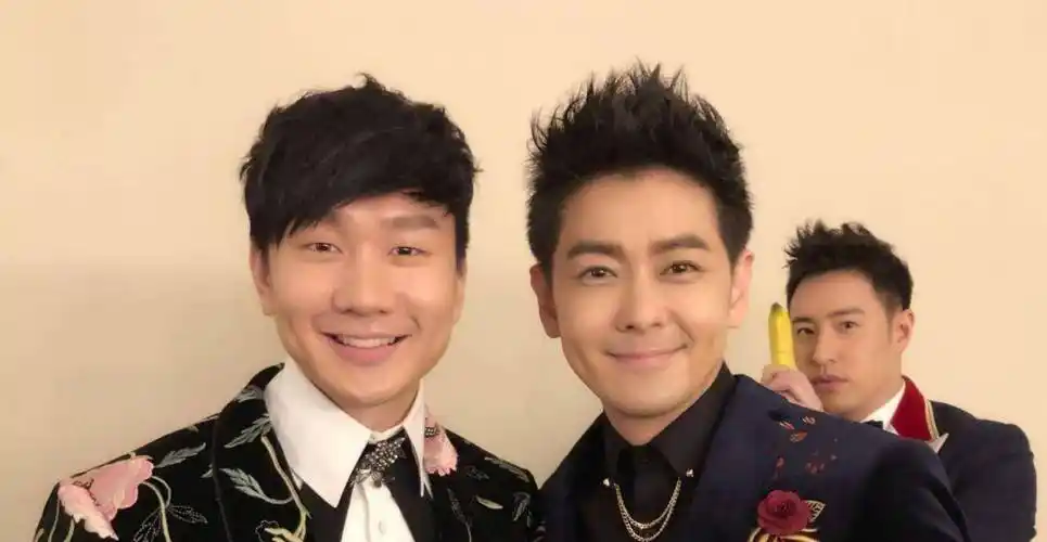 22岁就火遍全国,曾与周杰伦齐名,在巅峰时无人能敌,今成这样_潘玮柏