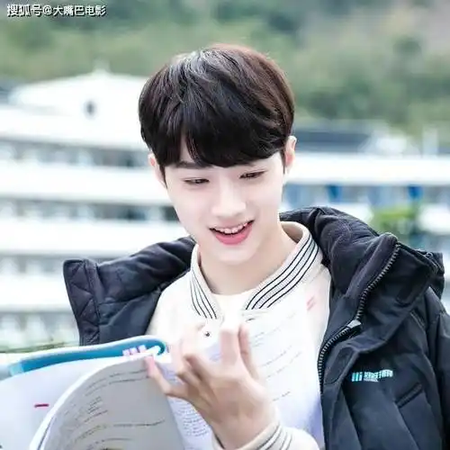 赖冠霖新杂志太有型,不愧是统治亚洲审美的人,做导演还拿大奖_baby