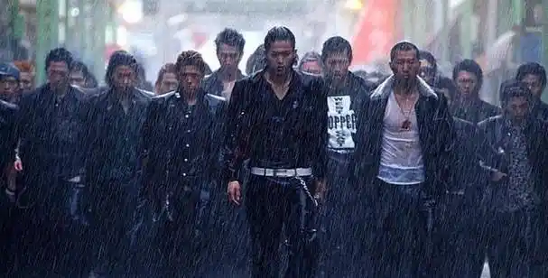 黑帮教父许海清的葬礼上,亚洲各地黑帮齐聚,台北警方如临大敌