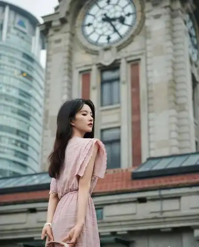 刘些宁将无袖连衣裙带火了优雅清凉高级感很足