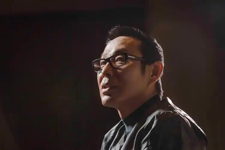 盘点两位大叔级男神,吴秀波儒雅,陈道明霸气,你喜欢谁?