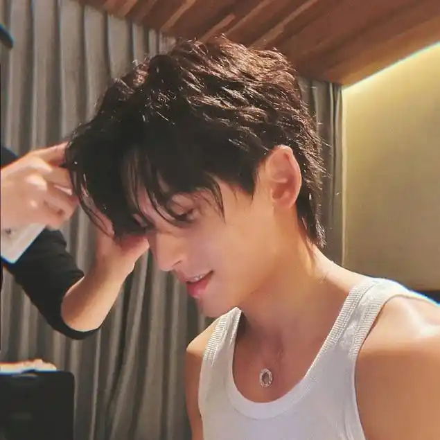 张哲瀚身材上热搜?