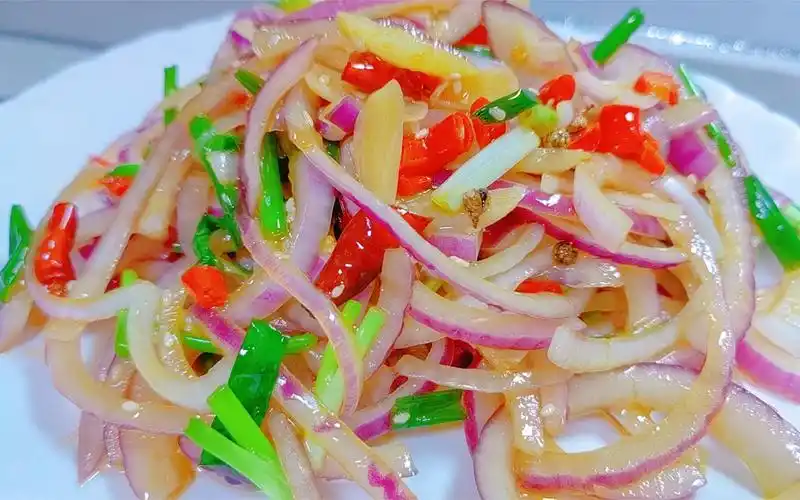 夏天要吃凉拌菜,洋葱凉拌吃色泽好看爽脆不辣口,简单家常开胃菜