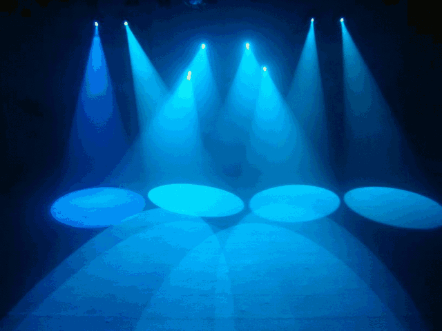 就是要这个世界 有一束光是为我而打的 要有一个舞台是为我而亮的