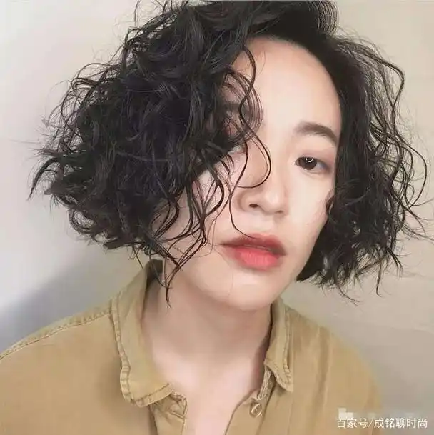 别再傻傻地烫满头卷,不仅老气而且土气,发根烫时尚减龄又洋气