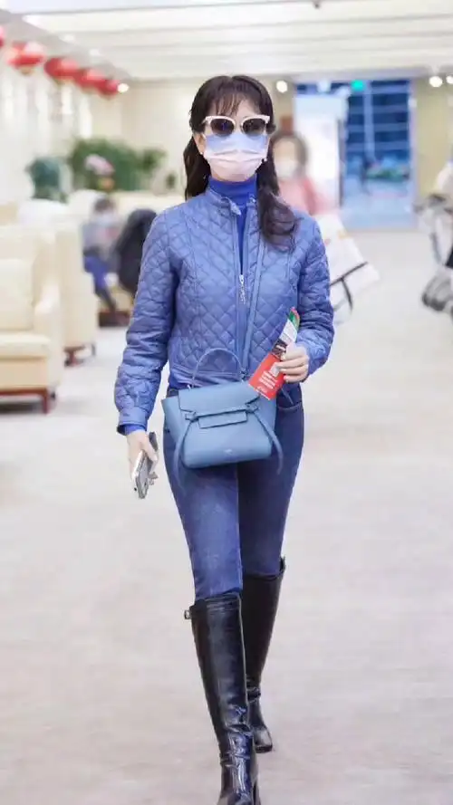 赵雅芝的穿搭干练利落中,还有几分优雅和暖意