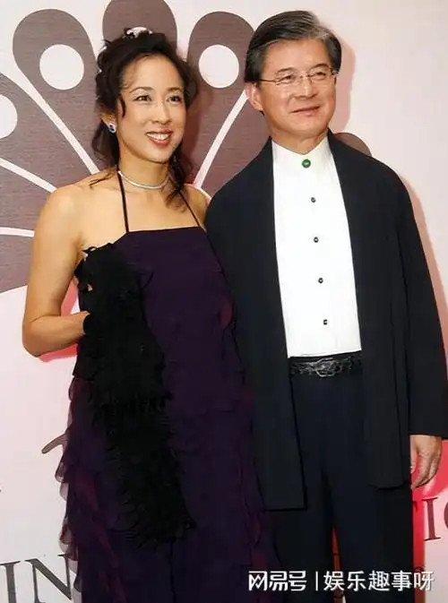 罗康瑞60岁迎娶50岁朱玲玲何晶洁为她人作嫁衣30年甘心吗