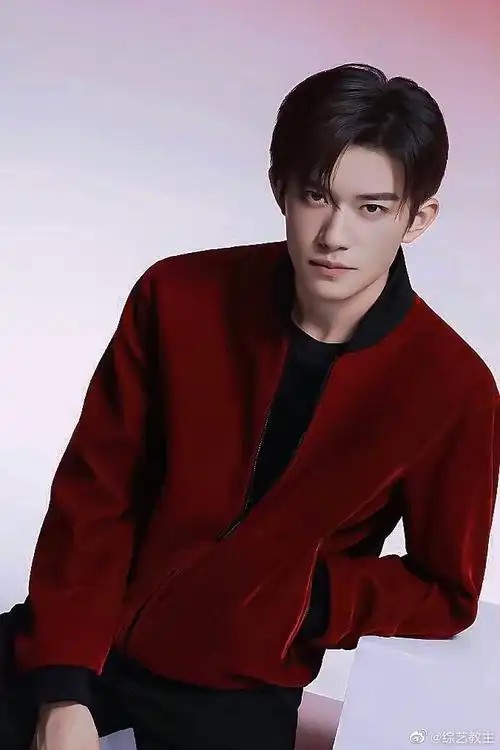 新年新片红色夹克造型红色衣服和新年适配度超级高