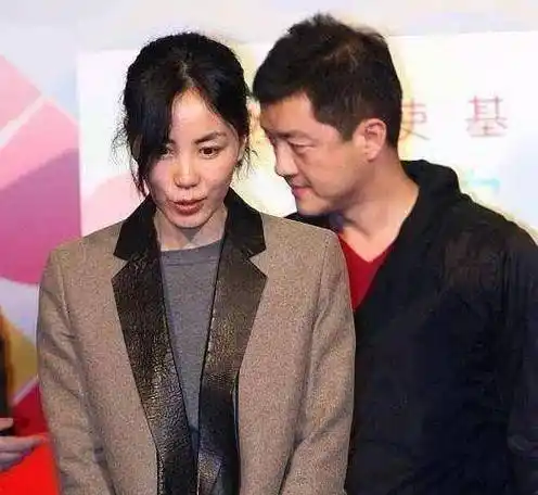 王菲与谢霆锋机场牵手秀恩爱_张柏芝_婚姻_因为