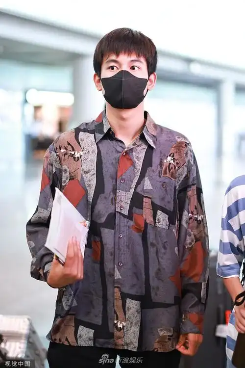 组图:胡先煦印花衬衫搭短裤活力有范 手里拿满粉私信件实力宠粉