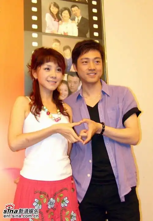 图文:《麻辣婆媳》首播会--吴军何琳玩亲密