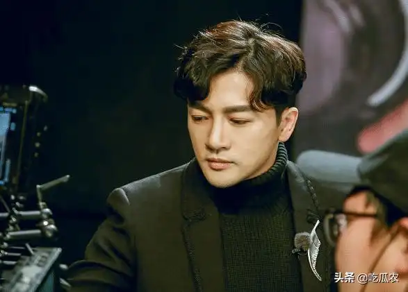 也算得上冻龄了,只是最近一年苏有朋突然换了个发型,胡子也刮了,不一