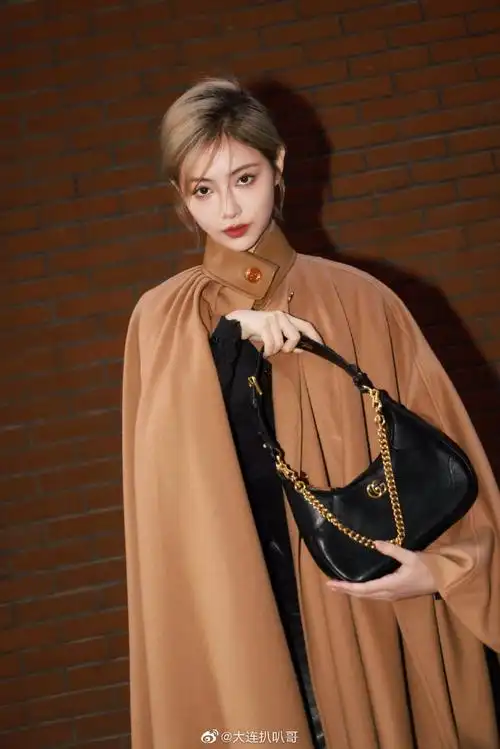 许佳琪驼色斗篷造型##许佳琪初春随拍八宫格