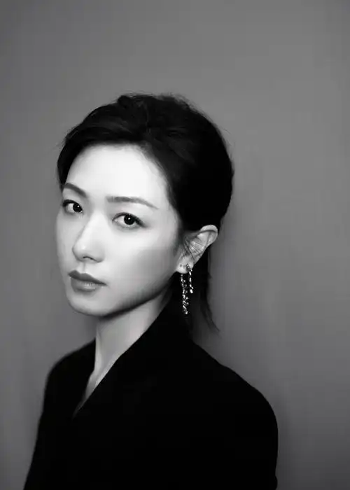 万茜黑色西装时尚性感图片写真17