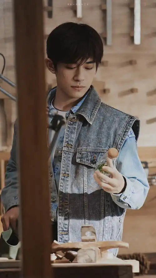 易烊千玺牛仔叠穿