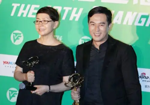 热闻:默多克邓文迪离婚隐情曝光 张嘉译宋丹丹夺白玉兰帝后