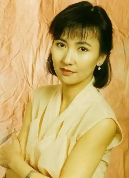 66岁陈美琪复出,衣着朴素挎布包,对粉丝再三鞠躬表示感谢_孩子_成为了