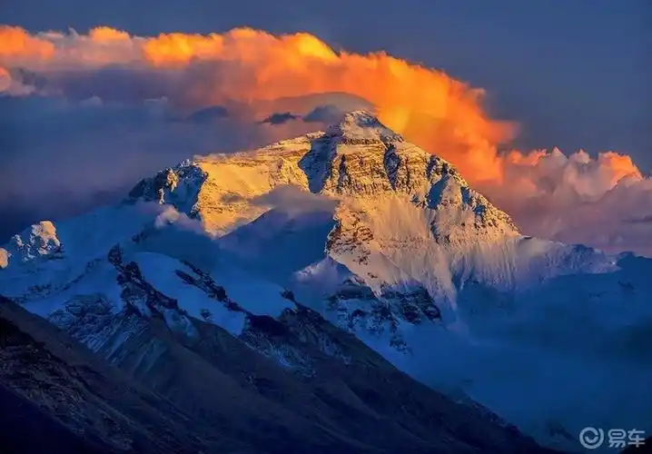 珠穆朗玛峰是喜马拉雅山脉的主峰也是世界海拔最高的山峰山体呈巨型