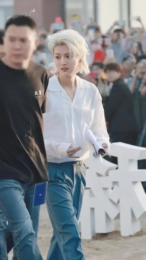 鹿晗银发剪短了