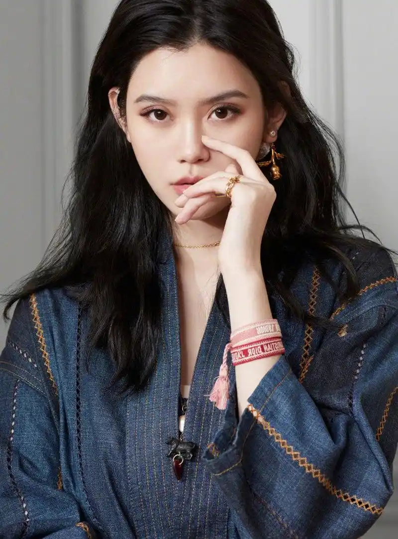 奚梦瑶是一位中国的模特和演员,是一位甜美,精致的东方美人,长相甜美