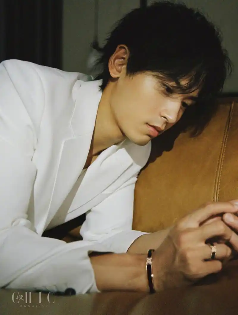 上游时尚小资新刊封面张哲瀚时尚大片演绎夜的缱绻温柔