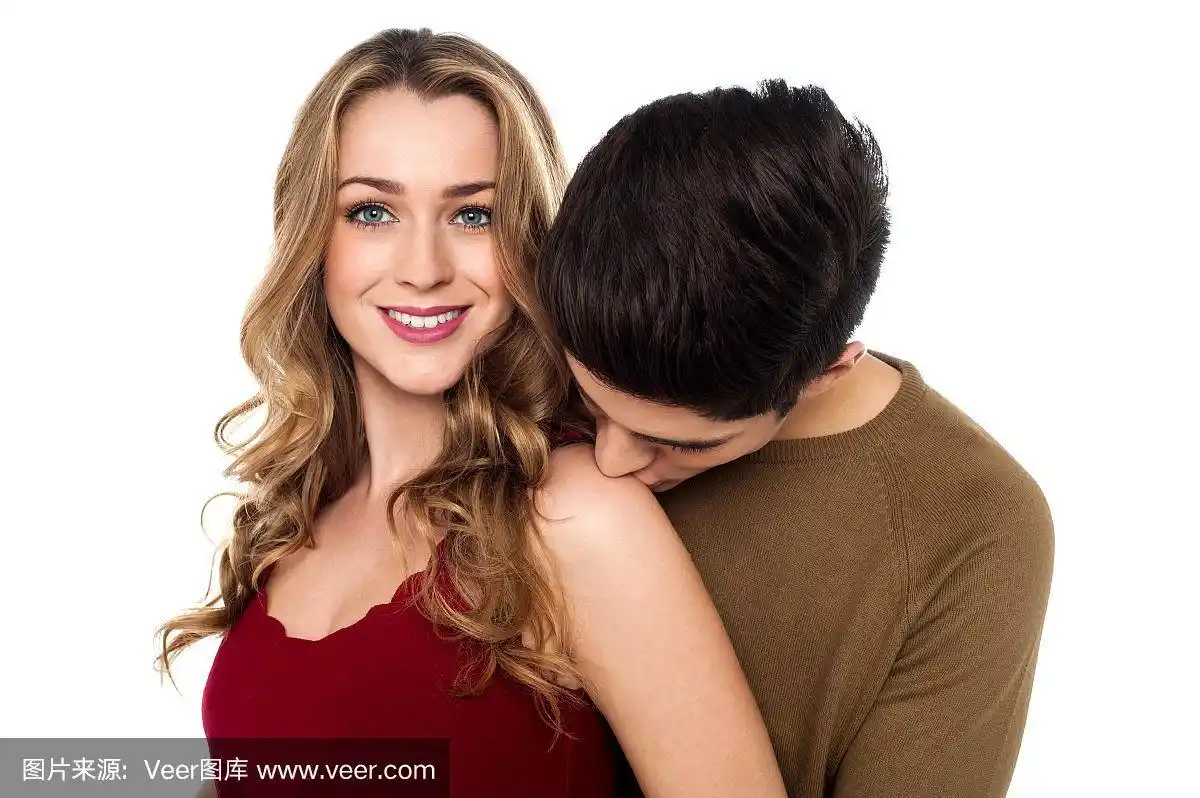 男孩亲吻他漂亮的女朋友