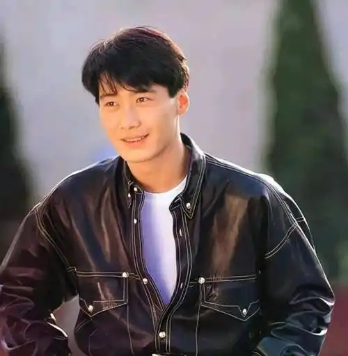 两人至今还未领证,阿wing的身材颜值虽然比不上黎明的前任,但是性格