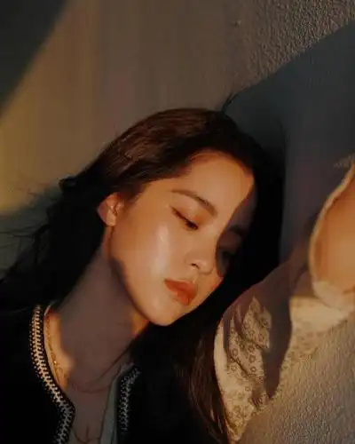 组图欧阳娜娜夕阳下温柔侧颜印花衬衫马甲化身文艺少女