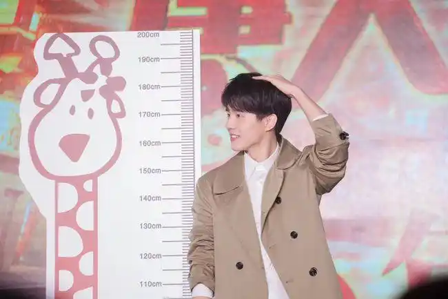 看来,和陈思诚拍戏不是很累,会有充足的睡眠,所以身高才能长得这么高.