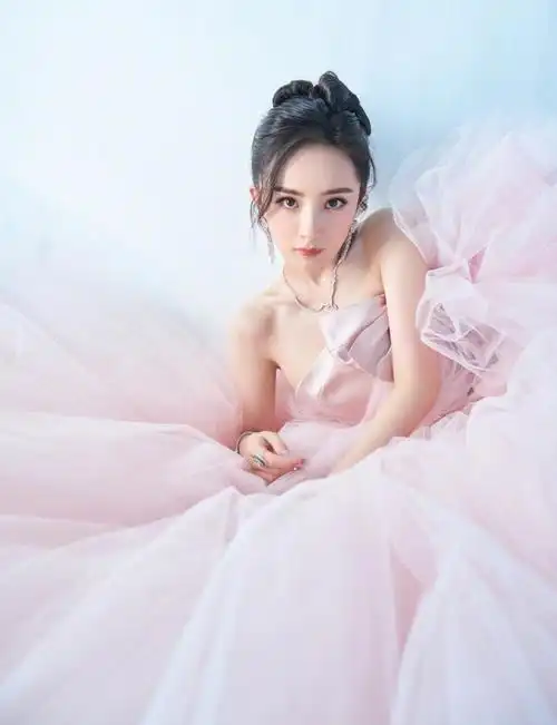 杨幂穿婚纱配运动鞋有落跑公主内味儿了