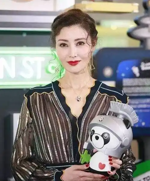 李嘉欣近照:涂大红唇颜值在线,这才是嫁入豪门最美好的样子