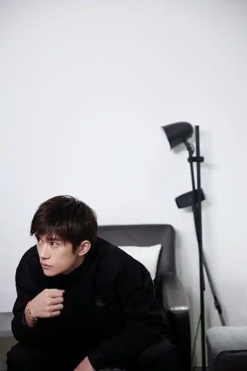 易烊千玺真是什么发型都能驾驭,所以胡子留了多久