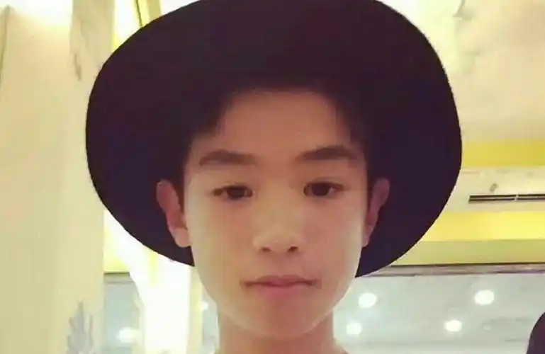 黄明昊小时候照片曝光,声称还有一千年前的自己,网友惊讶了