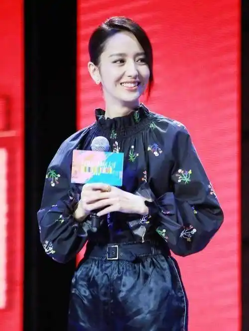 就算算再热的天气造型也不会变,佟丽娅扎一个半丸子头,发尾做了一个翻