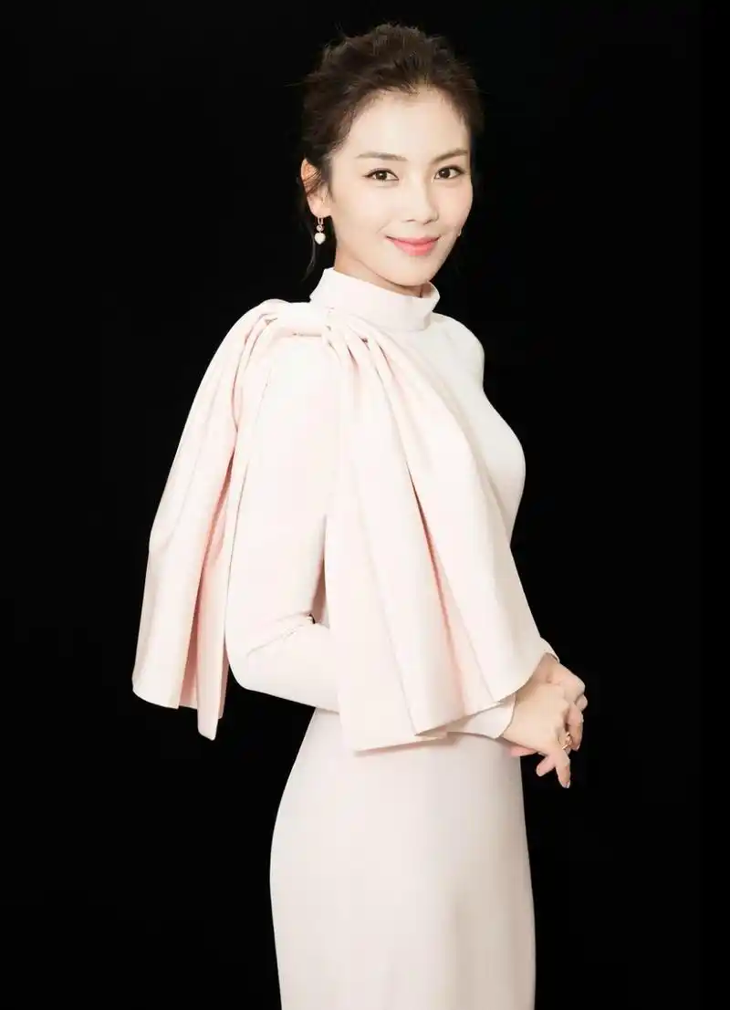 刘涛身穿一条剪裁得宜的修身白色长裙