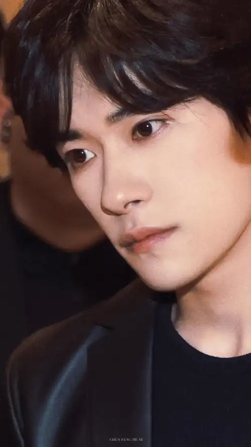 易烊千玺被夸害羞了