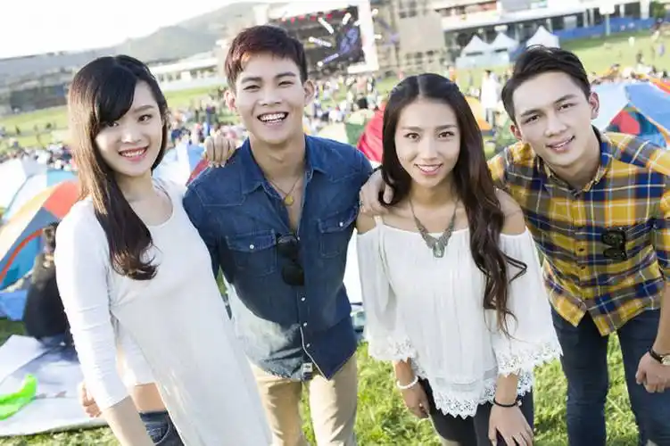 年轻人参加音乐节