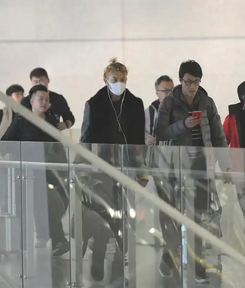 2024年12月24日,黄子韬在直播中表示粉丝数量达到1500万就送汽车