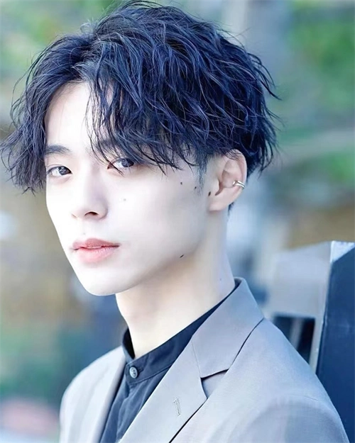 中分八字纹理烫,这一日系发型将传统中分打造出让人心动的美男子中分.