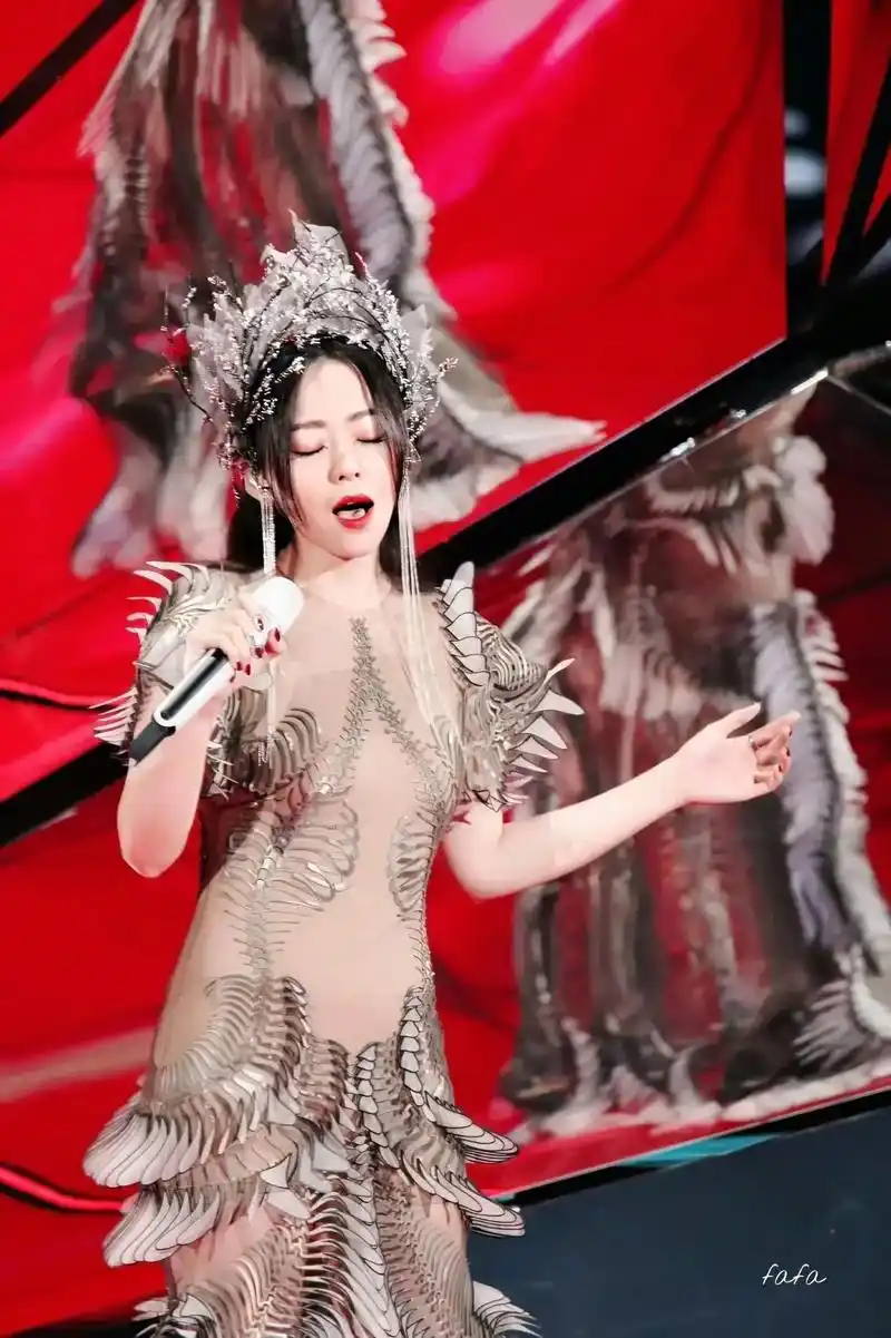 张靓颖#好的照片经得起被无限放大 #带给你不一样的感觉 #穿 - 抖音