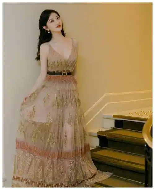 景甜这件连衣裙的绿色和橙色融合在一起.